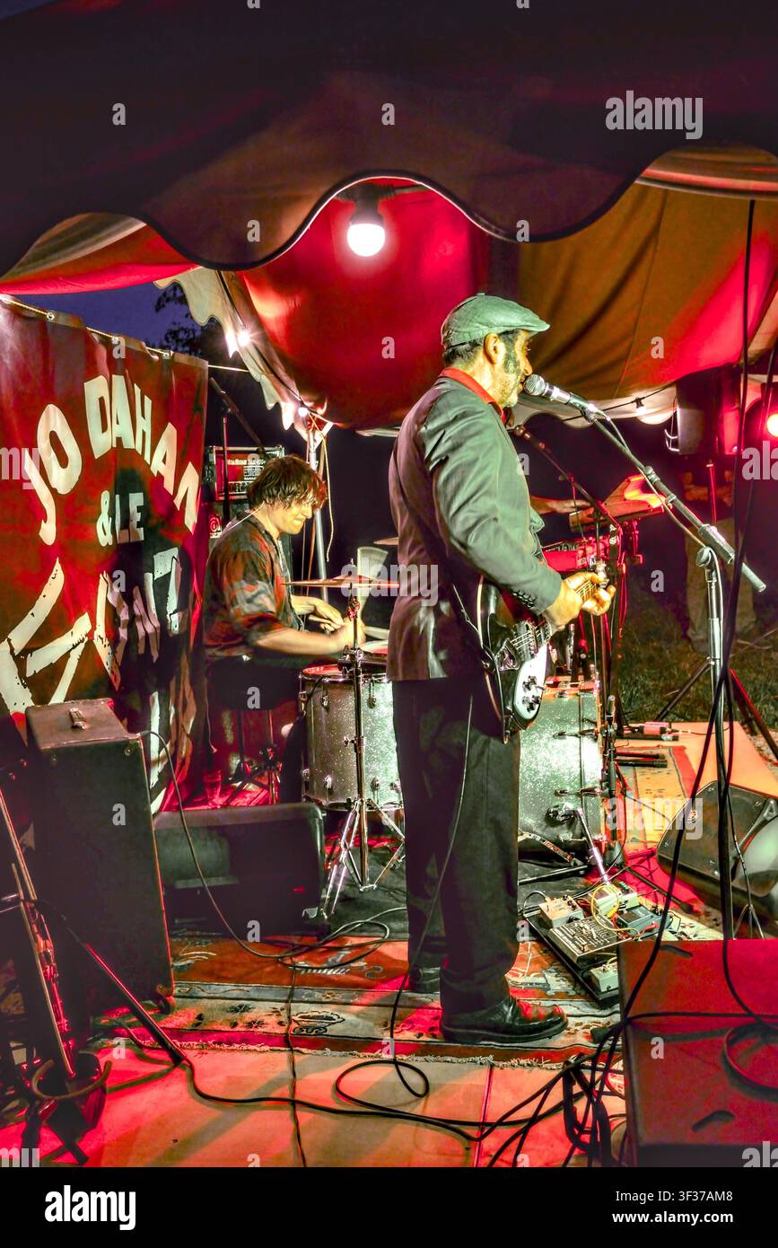« Jo Dahan et le Gonzo Club » groupe de rock en concert dans une guinguette / bar / restaurant de saison estivale – Boussay, Indre-et-Loire (37), France. Banque D'Images