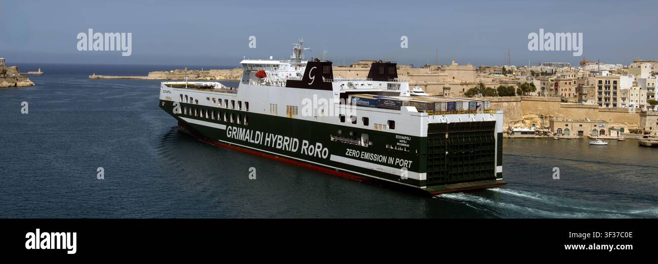 VALLETTA, MALTE - 4 JUIN 2026 : Panorama du ferry Eco Napoli RoRo de la ligne Grimaldi Group Banque D'Images