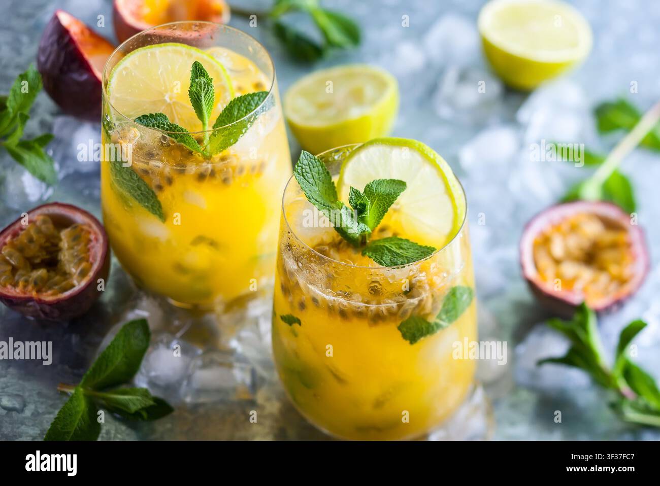 Passion Fruit Lemonade garni de Menthe et citron vert Banque D'Images