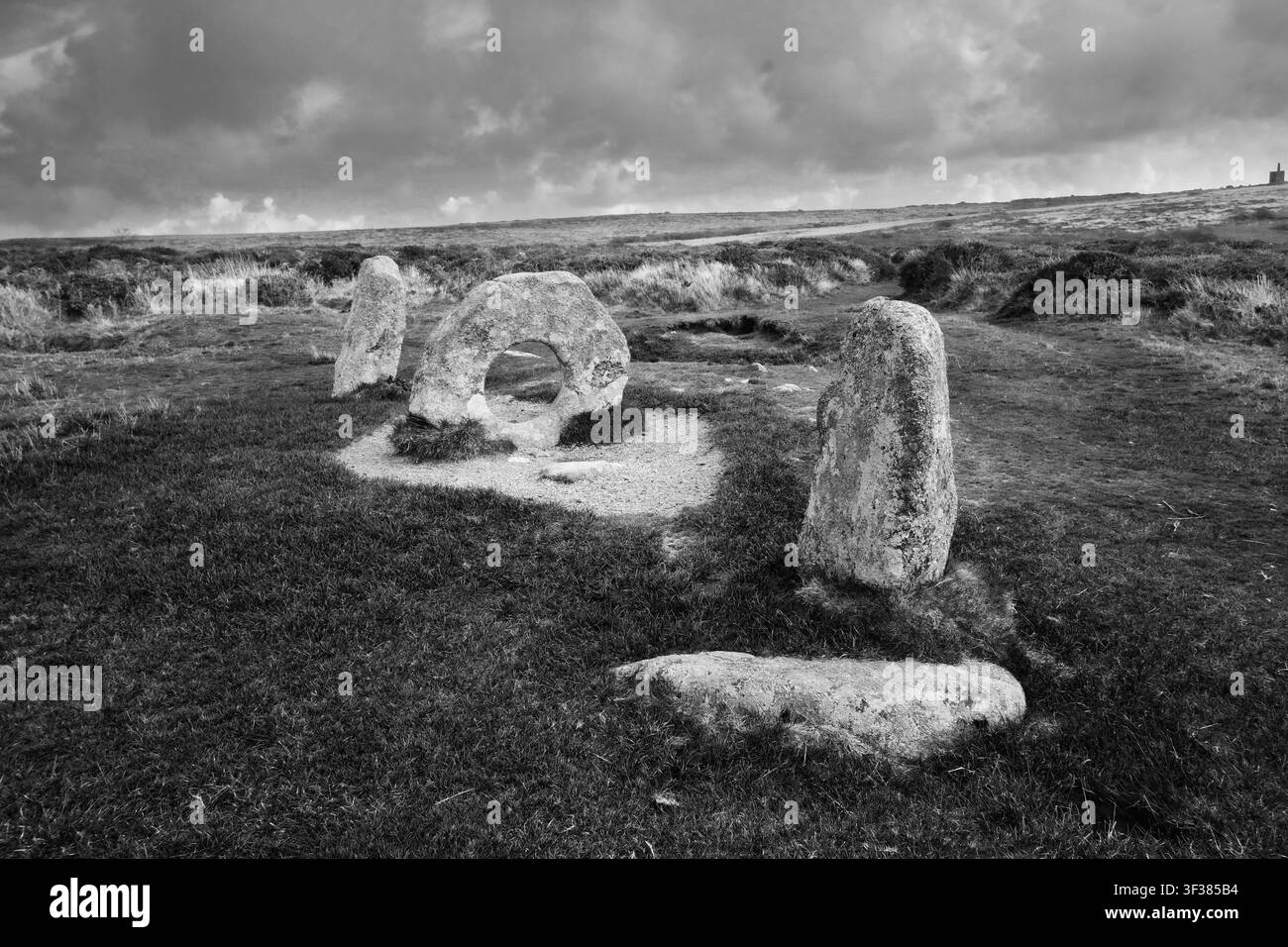 Monument de pierre creusé Men-an-Tol à Cornwall, Angleterre. Site mégalithique préhistorique de l’âge de bronze imprégné de folklore et de guérison rituelle. Banque D'Images
