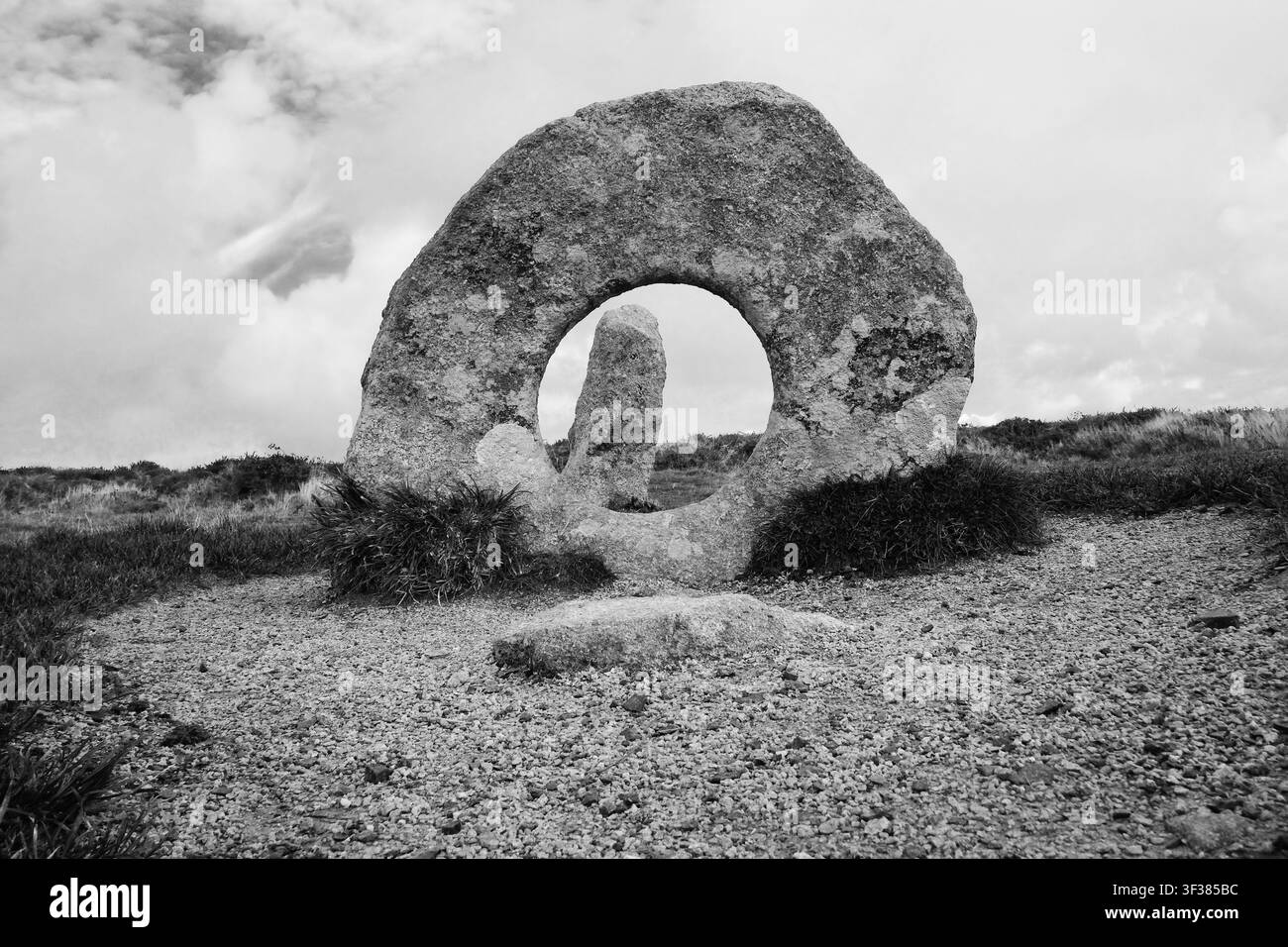 Monument de pierre creusé Men-an-Tol à Cornwall, Angleterre. Site mégalithique préhistorique de l’âge de bronze imprégné de folklore et de guérison rituelle. Banque D'Images