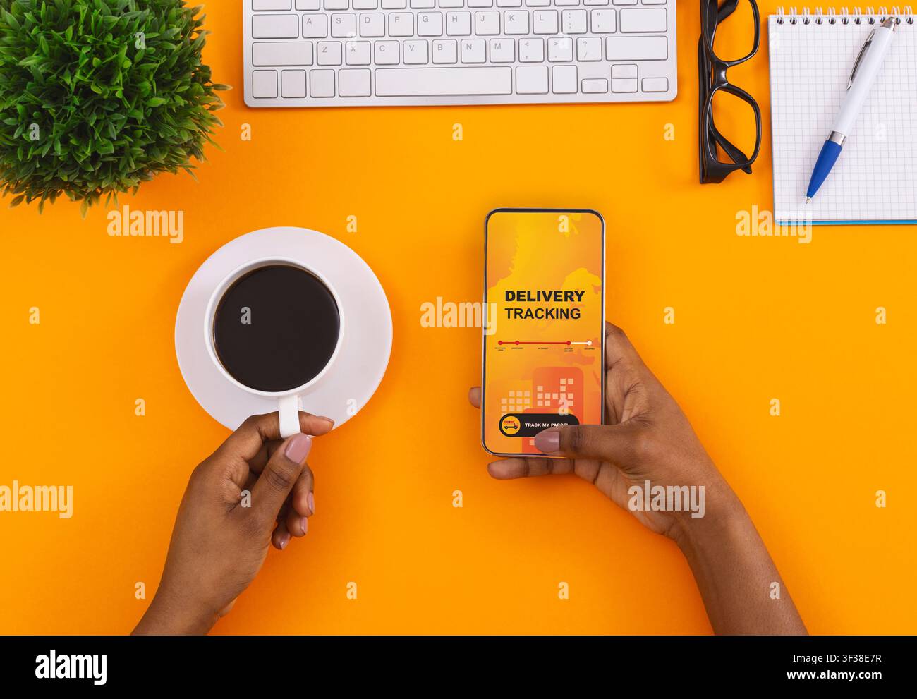 Une femme africaine américaine tient un smartphone Banque D'Images