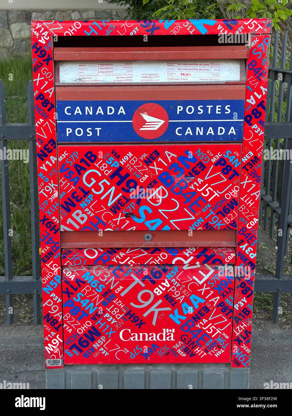 Jasper, Alberta, Canada - 26 mai 2026 : Un boîte de collecte de courrier de Postes Canada est montrée à l’extérieur d’un point de vente postal pendant la journée. - Image de stock capturée avec un smartphone