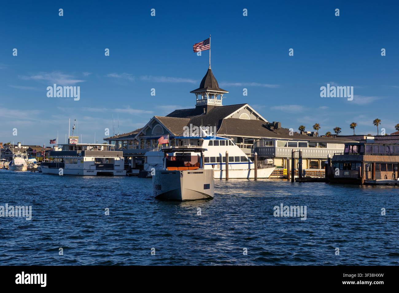 Newport Beach, Californie : 21 juin 2026 : Côte de Newport Beach vue depuis la ferry. Banque D'Images
