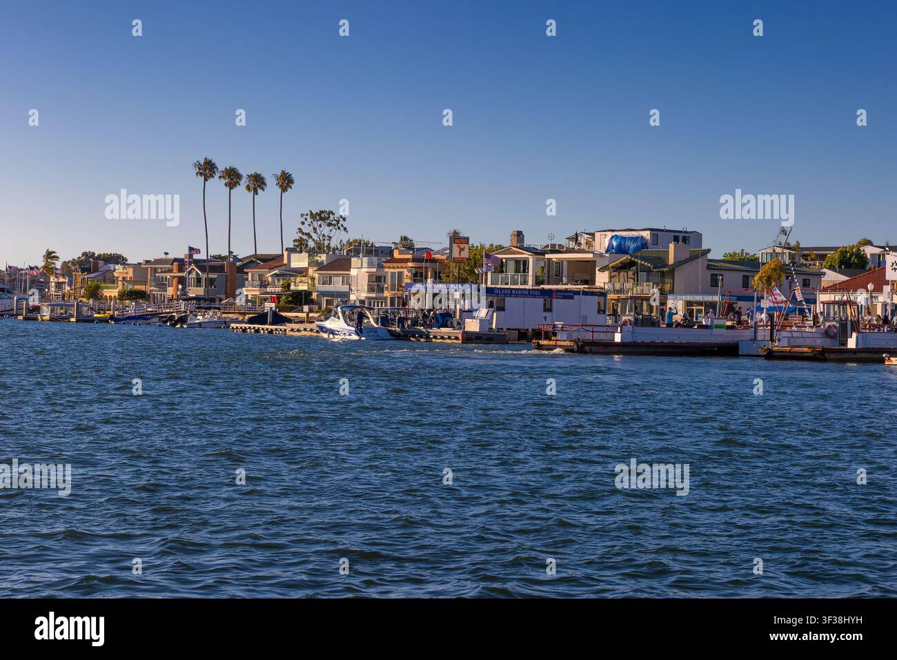 Newport Beach, Californie : 21 juin 2026 : Vues de la côte de Balboa depuis le ferry. Banque D'Images