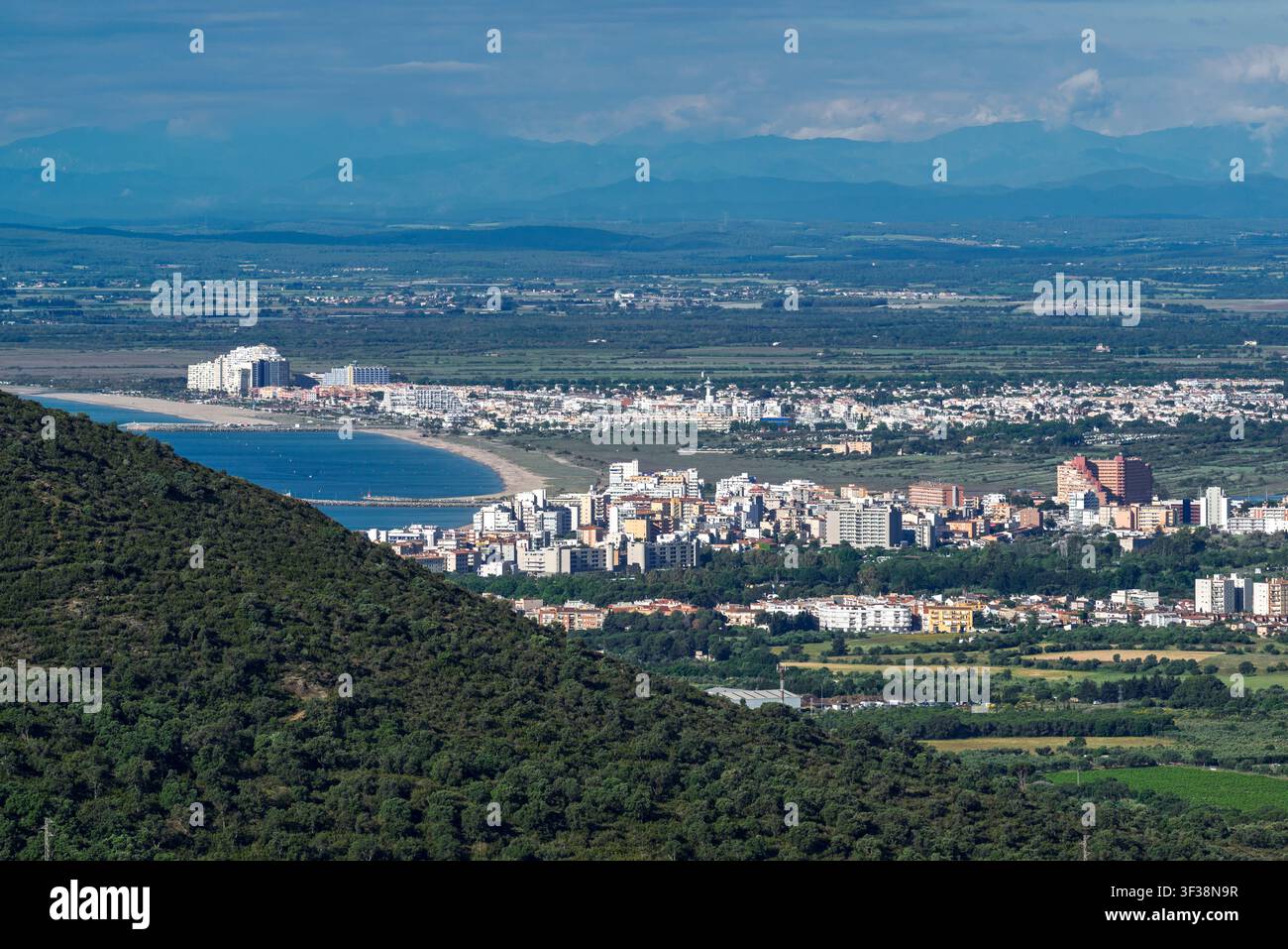 Vue en contre-plongée de la baie de Roses depuis la zone du phare de Cabo de Creus, mettant en valeur la côte, la ville et les montagnes à Gérone, en Catalogne, Espagne, Europe. Banque D'Images