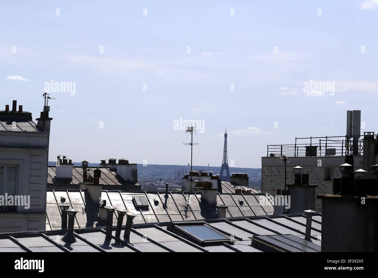 Une vue sur les toits parisiens depuis Montmartre en direction de la Tour Eiffel à Paris, France Banque D'Images