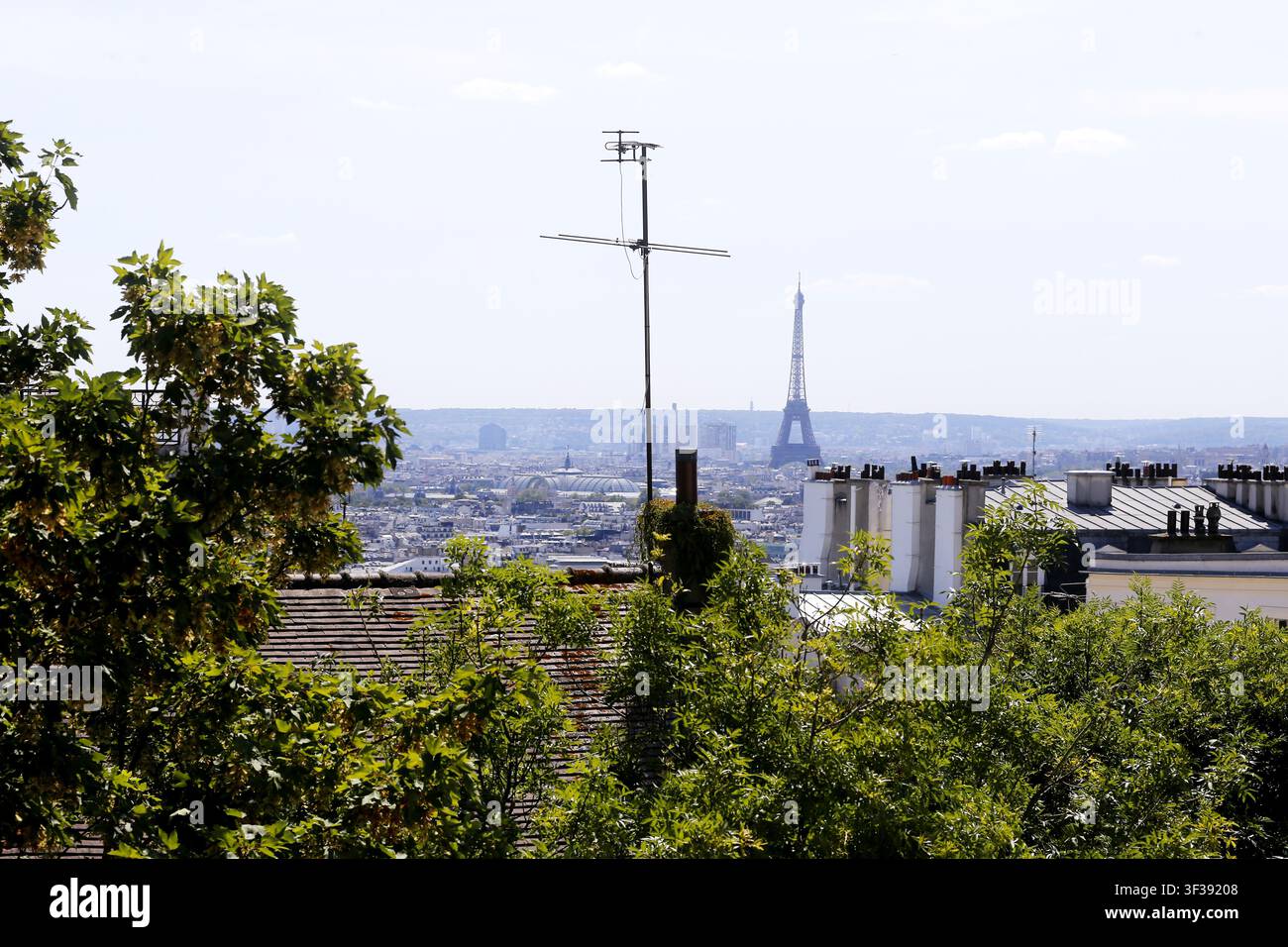 Une vue sur les toits parisiens depuis Montmartre en direction de la Tour Eiffel à Paris, France Banque D'Images