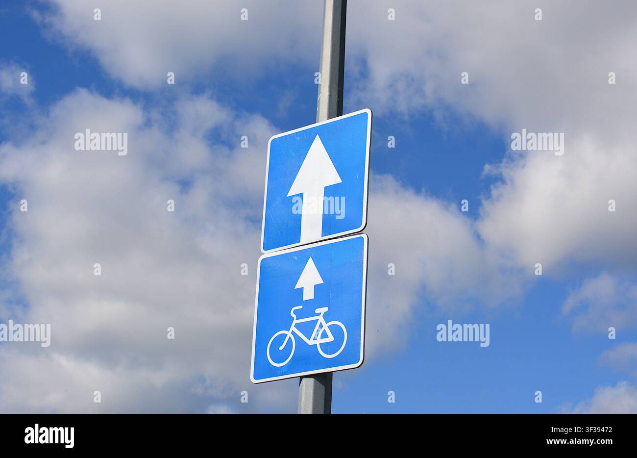 Panneau de signalisation de voie cyclable contre un ciel bleu espace de copie Banque D'Images