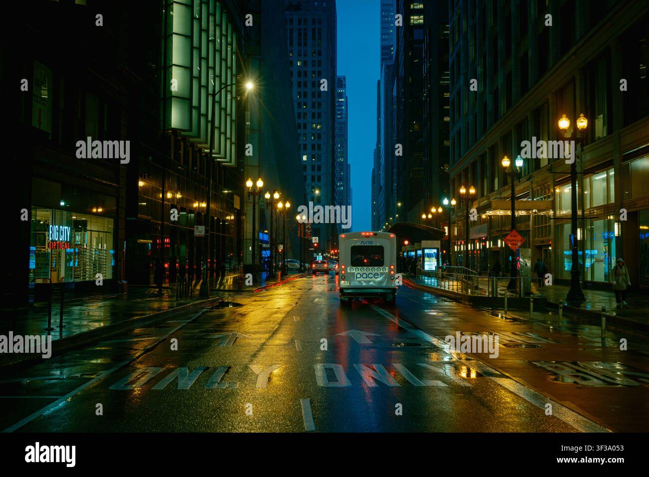 Madison Street par une nuit pluvieuse dans The Loop, Chicago, Illinois Banque D'Images
