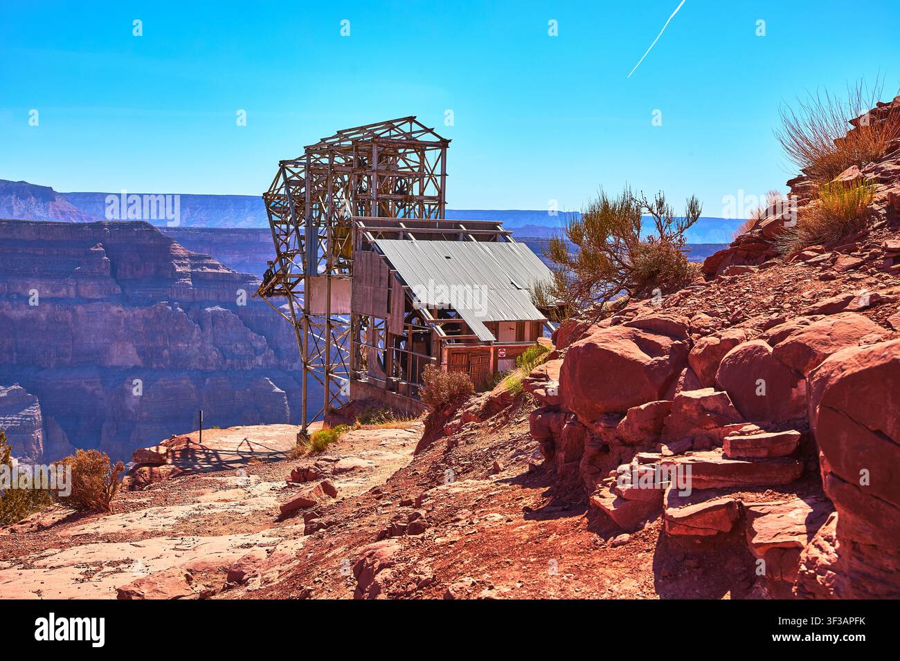 Structure de mine abandonnée sur le bord de Red Rock avec Grand Canyon West en Arizona Banque D'Images