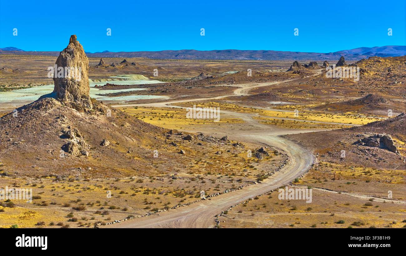 Trona Pinnacles Tufa Spire Route de terre sinueuse et arrière-pays désertical de Californie Banque D'Images