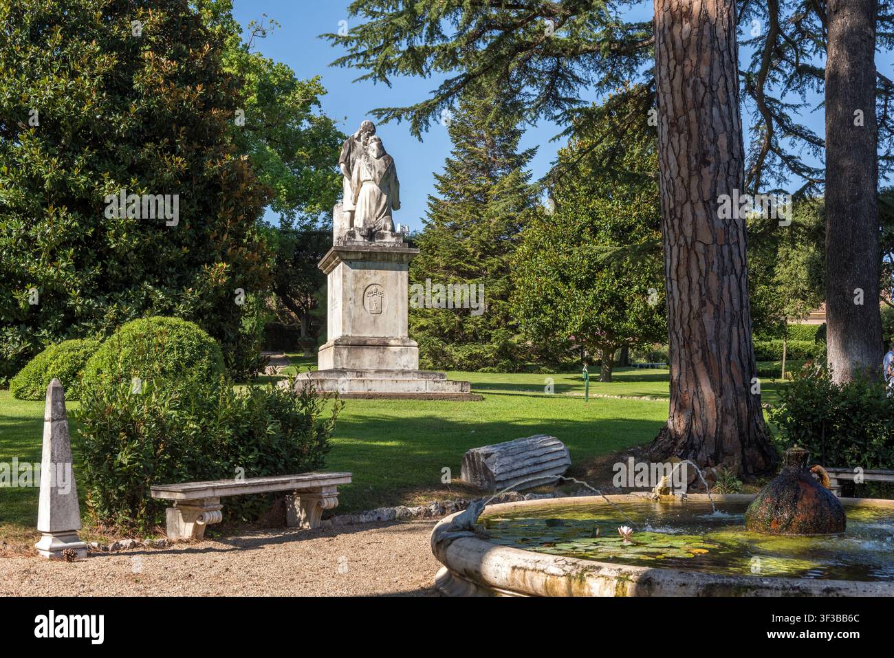 La Fontaine des Grenouilles est un petit bassin rond construit en travertin. Une amphore romaine antique se trouve au milieu, et de l'eau claire jaillit de Banque D'Images