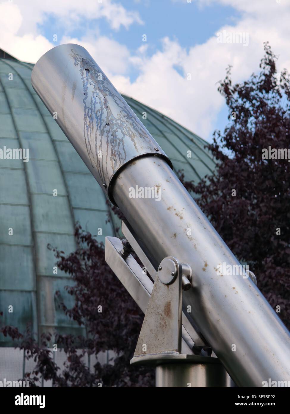 Close-up d'un télescope public extérieur en acier inoxydable à l'Observatoire et Planétarium de Brno en République tchèque, avec le Gree oxydé - Image de stock capturée avec un smartphone