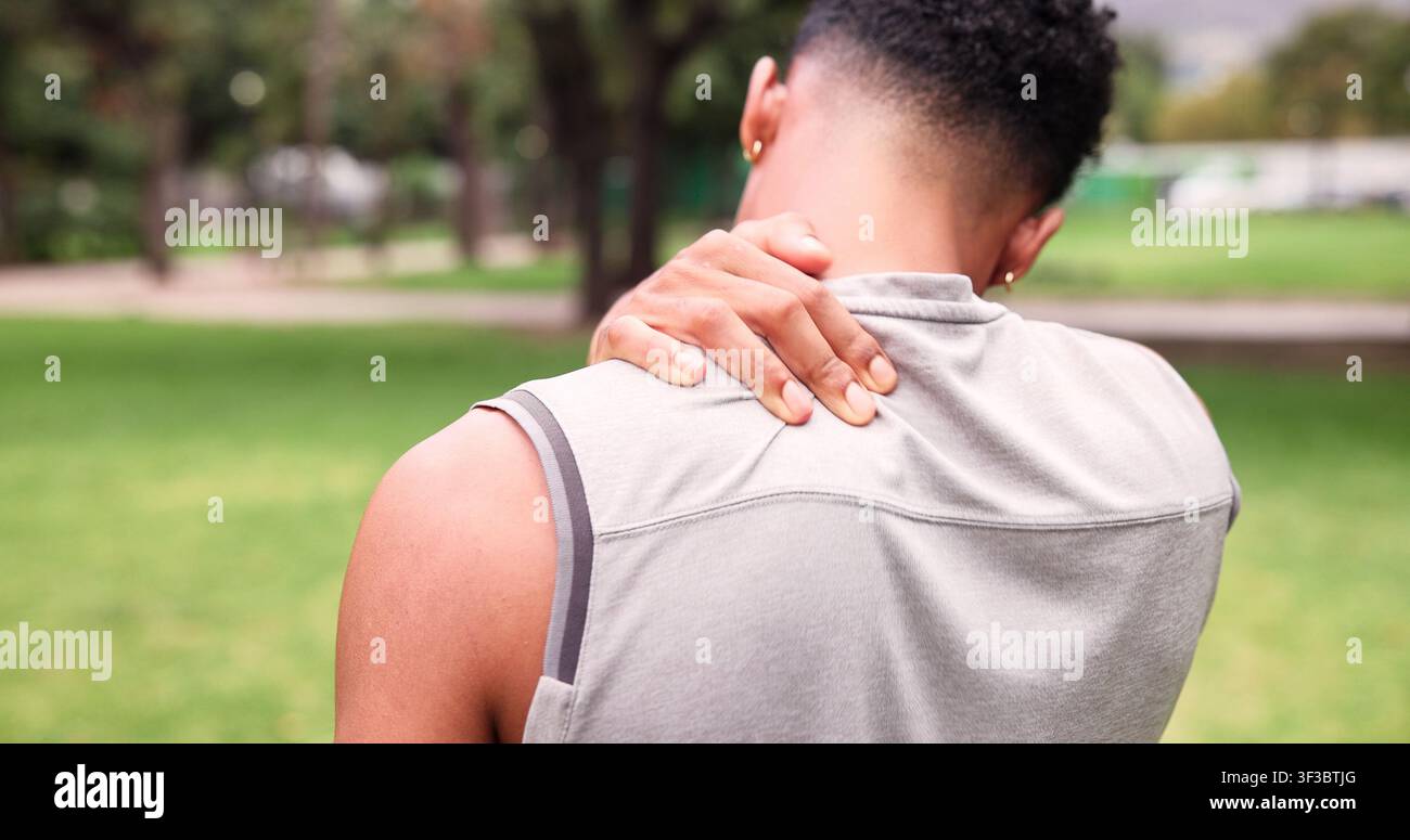 Douleur à l'épaule, coureur et dos d'un homme dans la nature pour la fatigue d'entraînement, accident et tension musculaire. Massage, inflammation et blessure sportive avec personne Banque D'Images