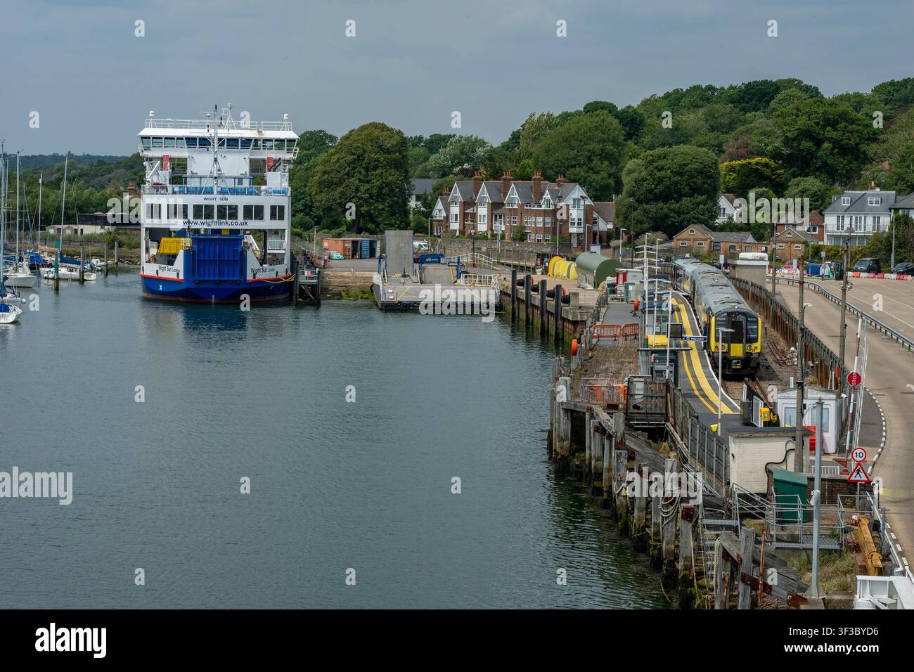 Gare de Lymington Pier et port de ferry, Lymington, Hampshire, Angleterre, Royaume-Uni Banque D'Images