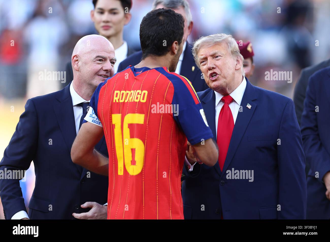 New Jersey, États-Unis, 19 juillet 2026. Rodri d'Espagne serre la main de Gianni Infantino (L), président de la FIFA, et de Donald Trump (R), président des États-Unis d'Amérique lors de la finale de la Coupe du Monde de la FIFA entre l'Espagne et l'Argentine au Metlife Stadium, New Jersey. Le crédit de l'image doit indiquer : Paul Terry / Sportimage Banque D'Images