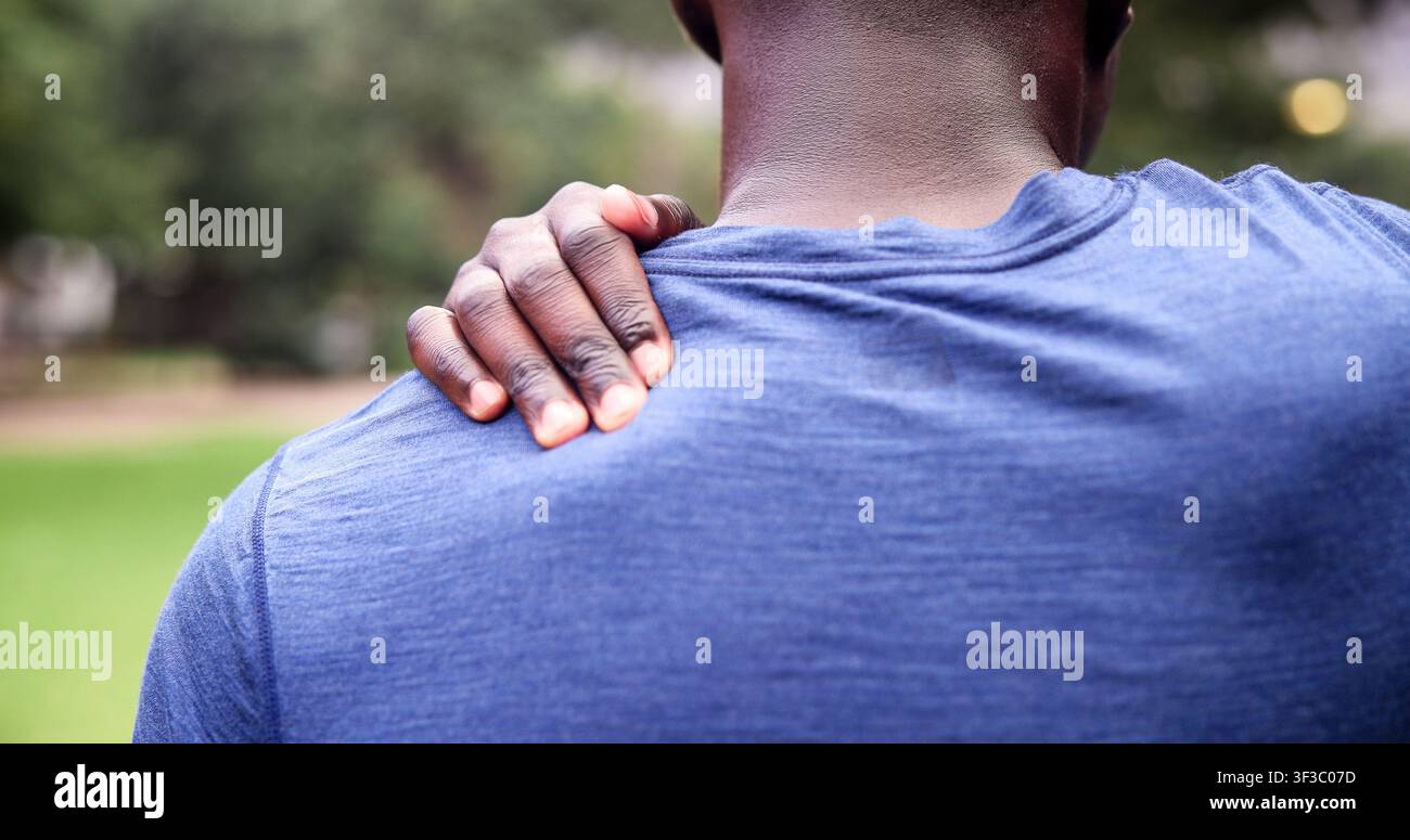 Douleur à l'épaule, fitness et dos d'un homme dans la nature pour la fatigue d'entraînement, accident et tension musculaire. Massage, inflammation et blessure sportive avec personne Banque D'Images