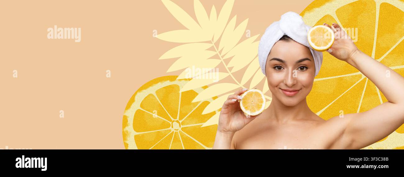 Jeune femme tenant des tranches de citron avec une serviette sur la tête, souriante, concept de soins de la peau Banque D'Images