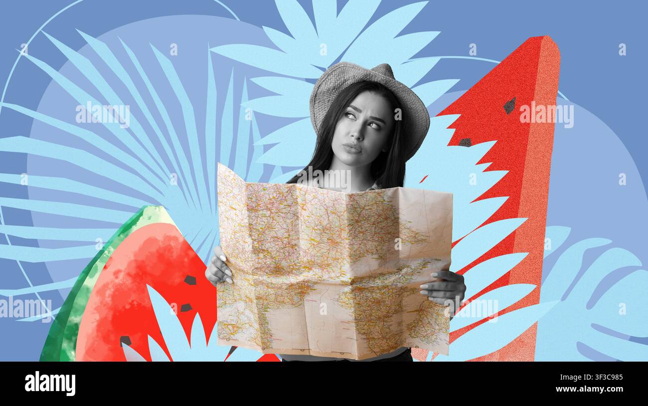 Jeune femme tenant une carte et paraissant confuse en plein air, concept de vacances d'été Banque D'Images