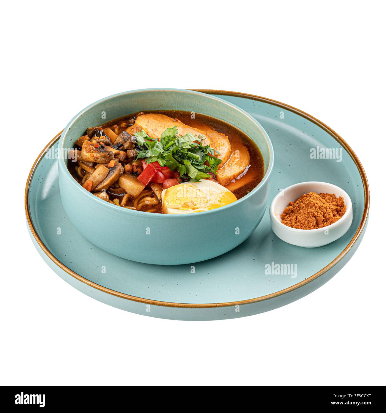 Soupe de nouilles ramen épicée au poulet isolée Banque D'Images