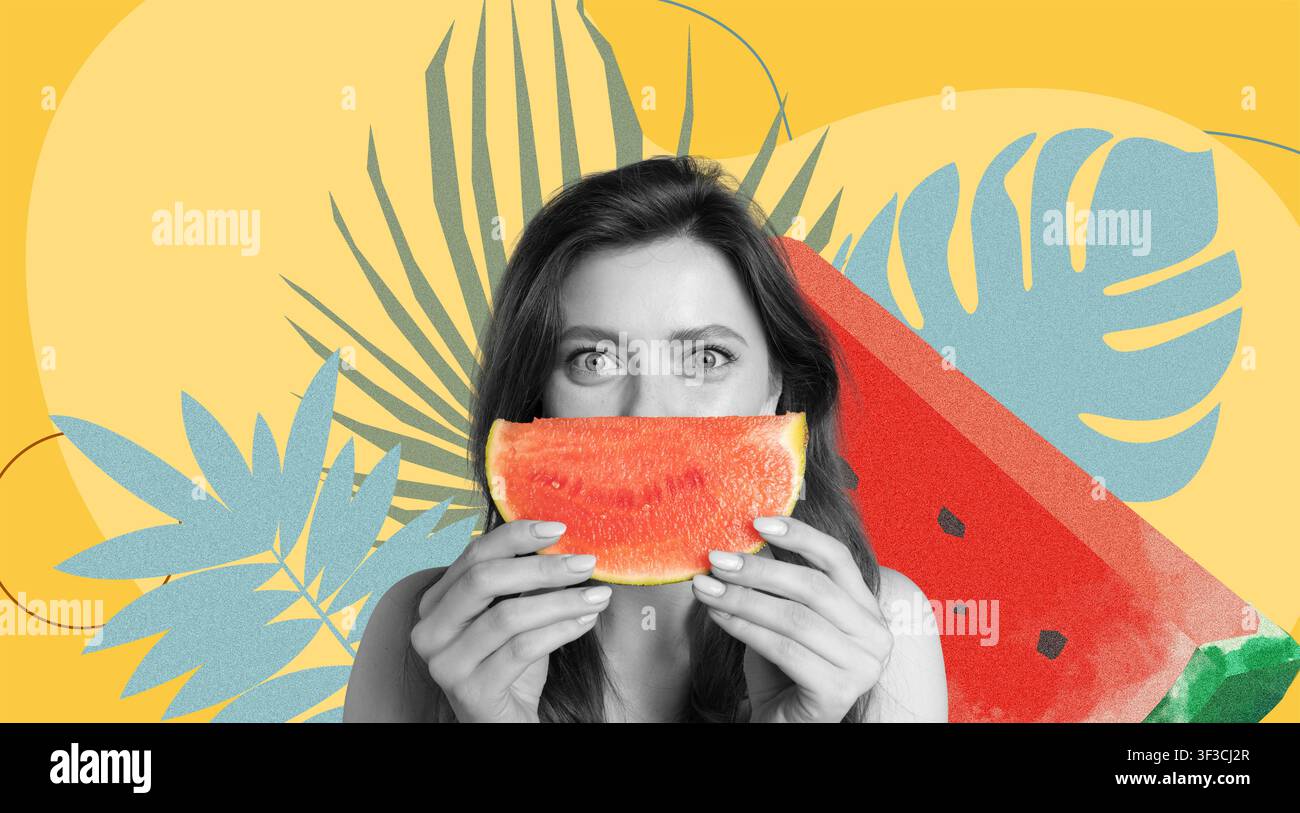 Jeune femme heureuse tenant une tranche de pastèque avec un fond tropical, ambiance estivale Banque D'Images