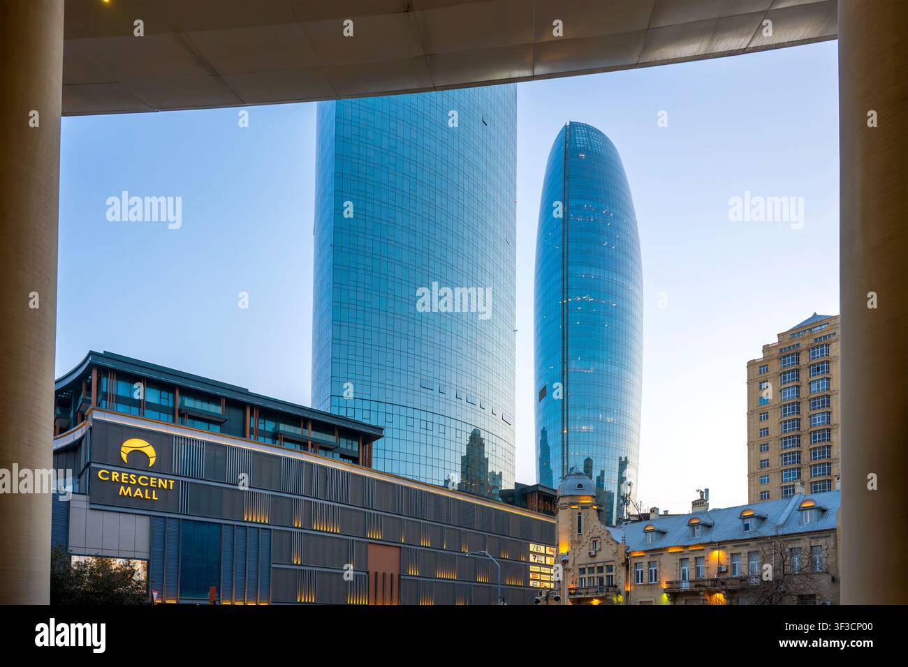 Tour Port Baku 1 et Tour 2, gratte-ciel en verre, vus à travers l'entrée voûtée du Port Baku Mall avec Crescent Mall à gauche. Bakou, Azerbaïdjan. Banque D'Images