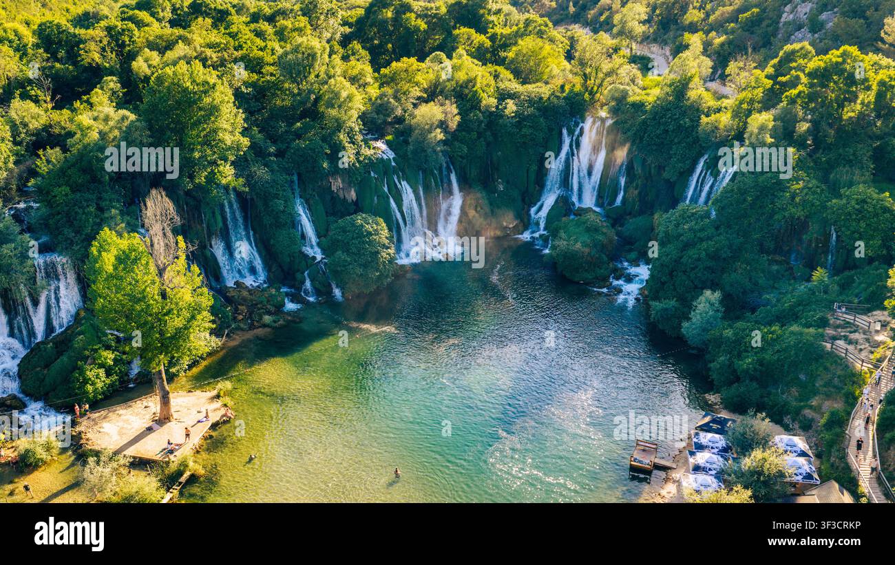 Chute d'eau de Kravica, Bosnie-Herzégovine - 7 juin 2026 : Panorama aérien élevé de la célèbre chute d'eau de Kravica entourée d'une végétation luxuriante Banque D'Images