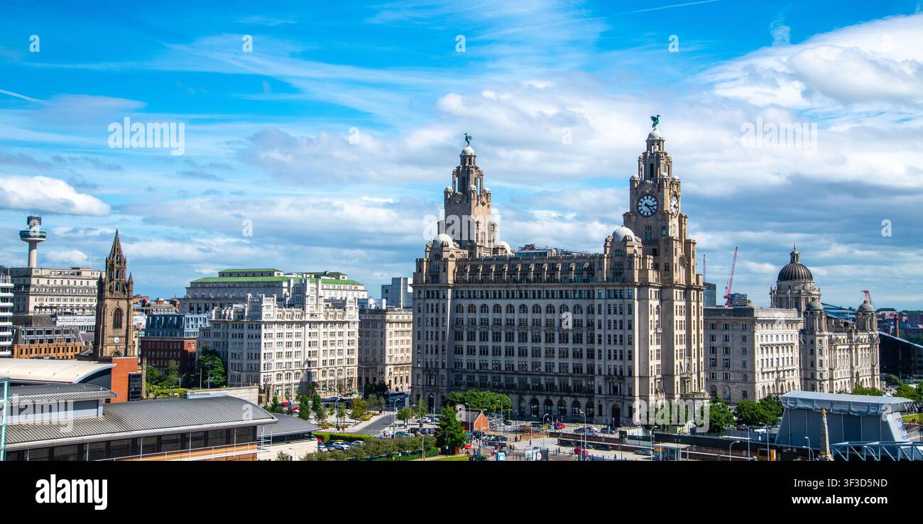 une vue aérienne frappante du front de mer historique de Liverpool en Angleterre, prise depuis un point de vue élevé typique du pont d'un navire de croisière Banque D'Images