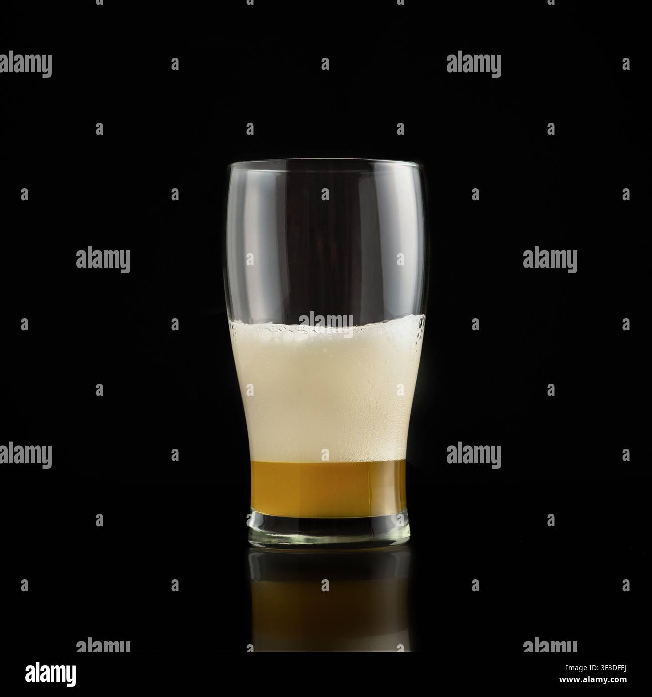 Boisson artisanale, goût délicieux et annonce. Bonne offre au pub, brasserie Banque D'Images