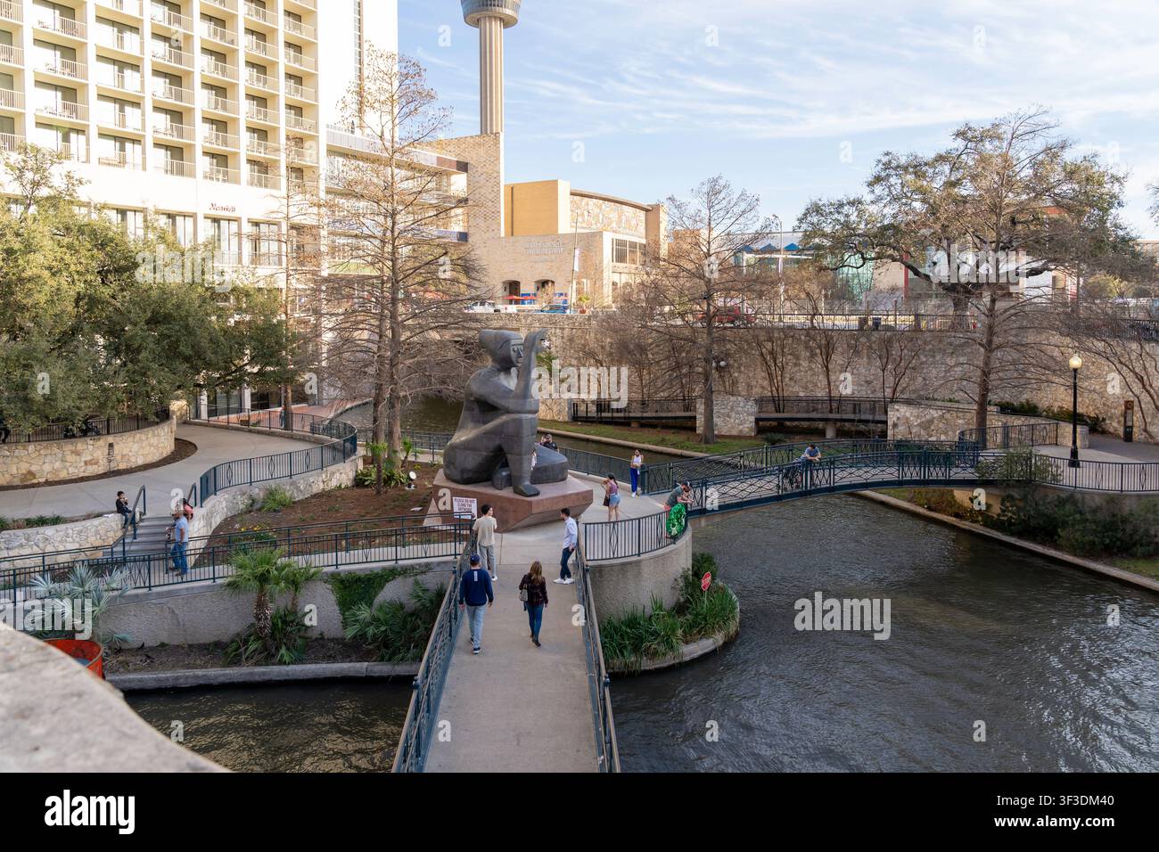 Des gens marchent et se promènent le long de la rivière et profitent d'une excursion en bateau au San Antonio River Walk à San Antonio, TX, États-Unis. Banque D'Images