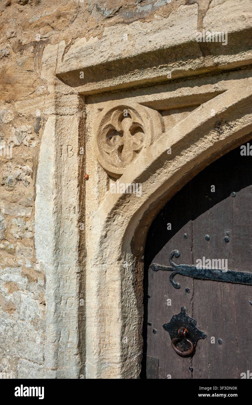 Initiales gravées dans une porte de l'église St Laurence, Appleton, Oxfordshire Banque D'Images