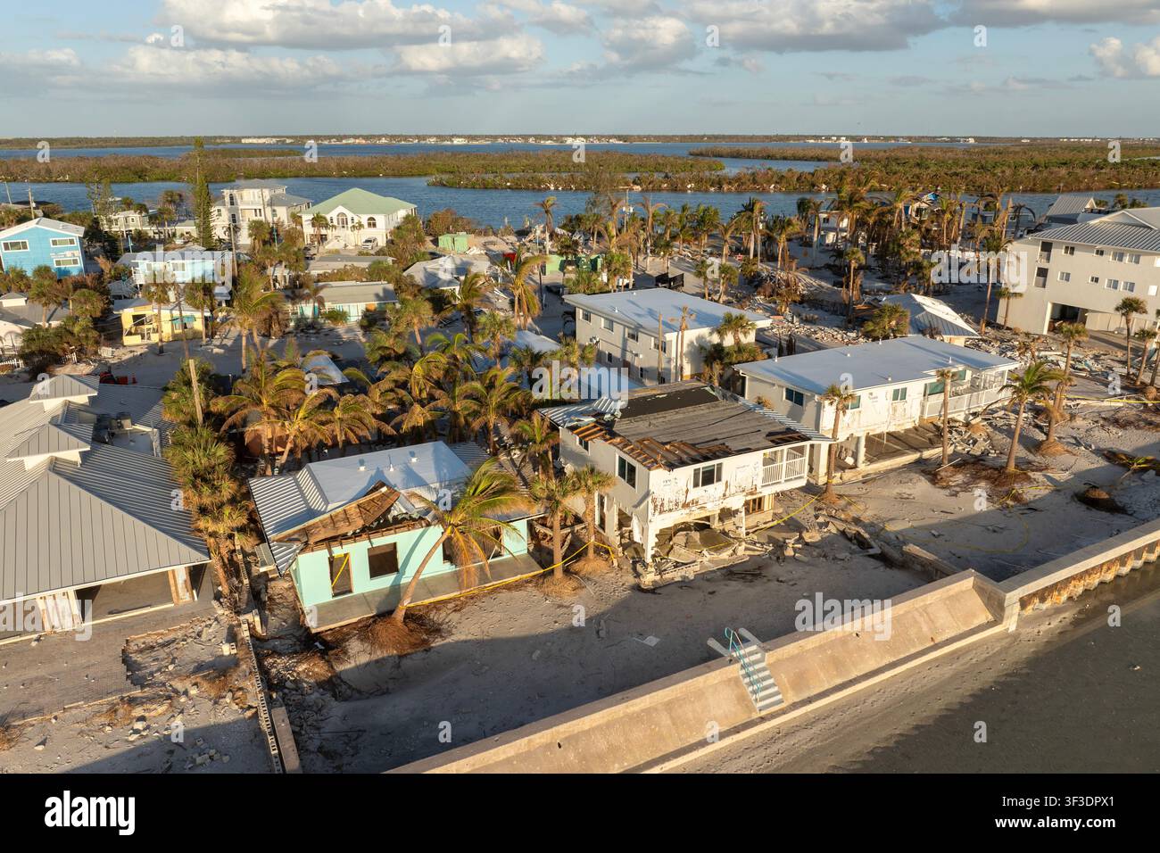 Maisons détruites sur la rive de l'océan après l'ouragan Milton. Conséquences d'une catastrophe naturelle sur Manasota Key, Floride. Dégâts importants causés par les ondes de tempête Banque D'Images