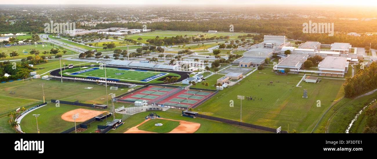 Les écoliers s'entraînent dans le match de football américain sur le stade scolaire pendant l'exercice physique à North Port, en Floride Banque D'Images