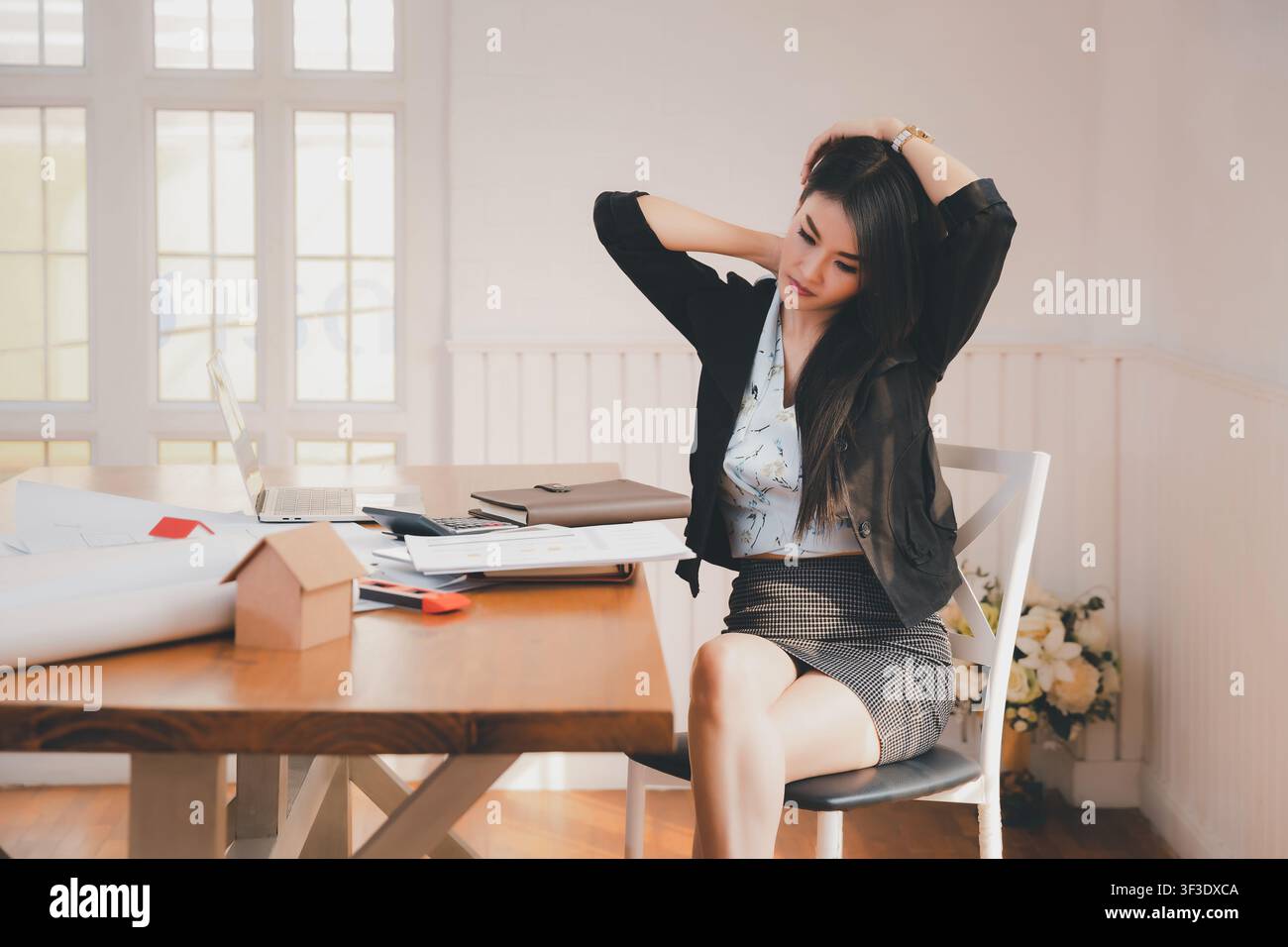 Concept du syndrome du bureau. Femme d'affaires étirant son cou pour soulager la fatigue, souffrant de douleurs après un travail sédentaire en mauvaise posture pendant Banque D'Images