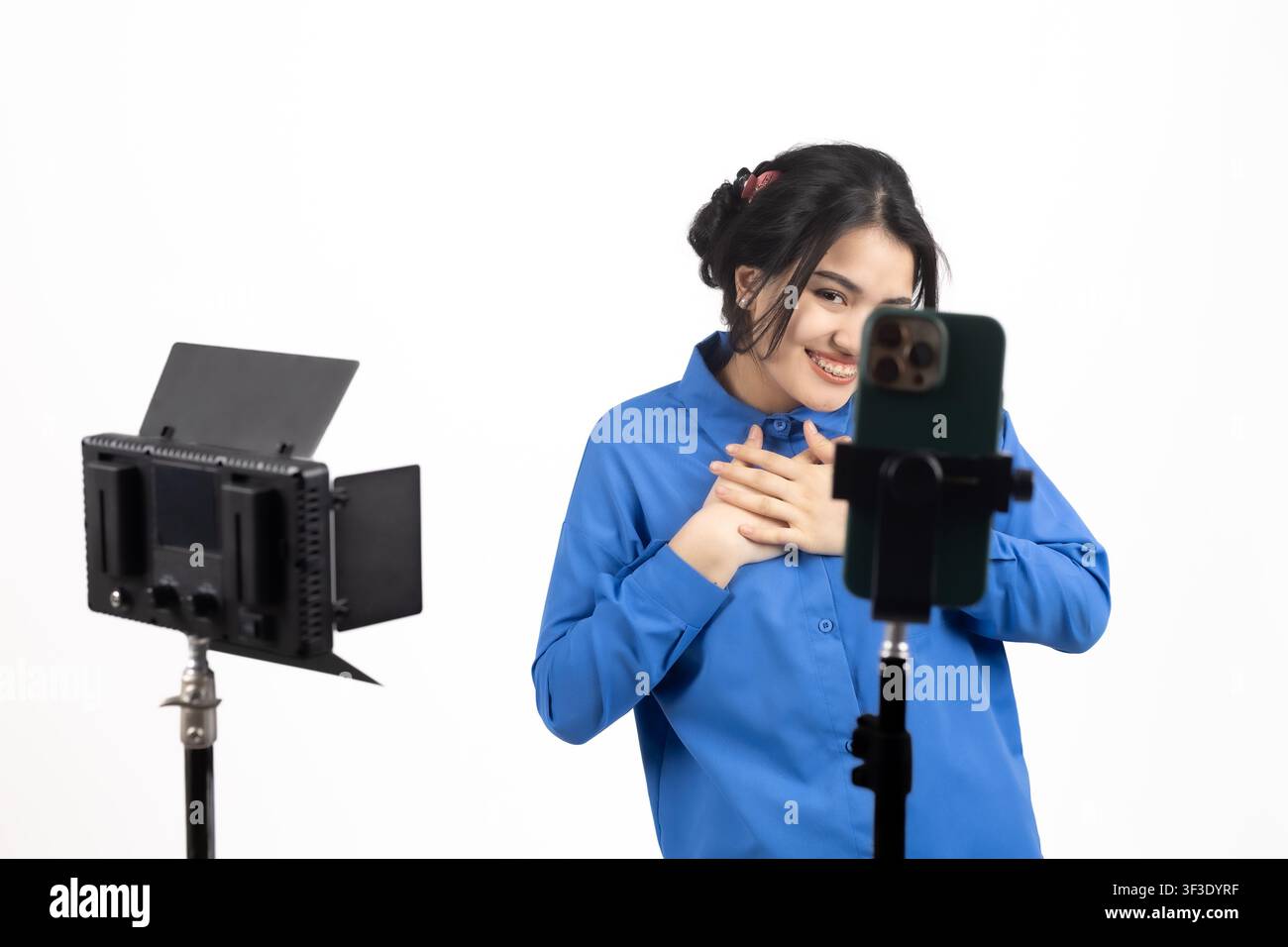 Créatrice de vidéos féminine enregistrant du contenu de vlog à l'aide d'une configuration de caméra en studio Banque D'Images