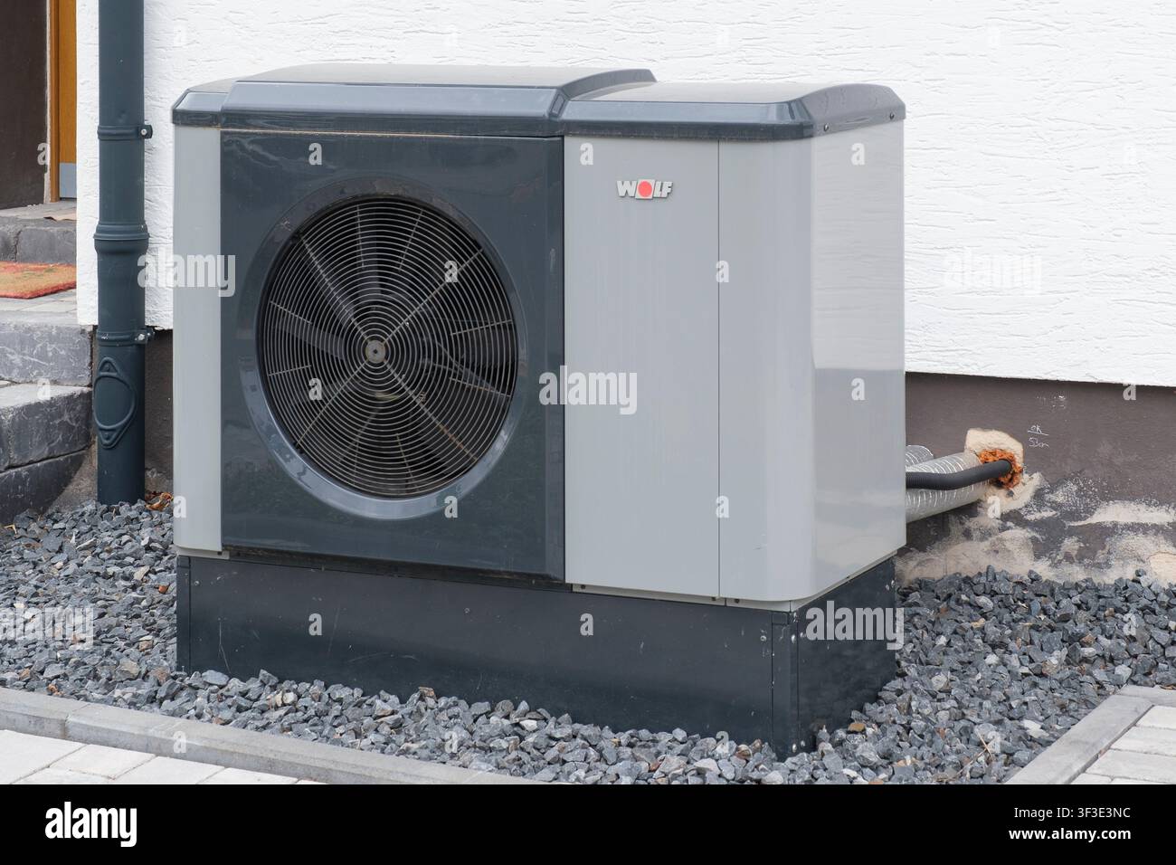 Une pompe à chaleur air-eau moderne du fabricant WOLF Banque D'Images