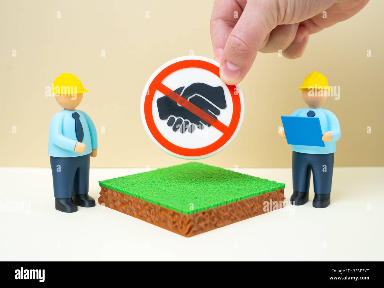 Les constructeurs se voient refuser l'autorisation de commencer la construction sur une parcelle de terrain. Problèmes législatifs. Banque D'Images