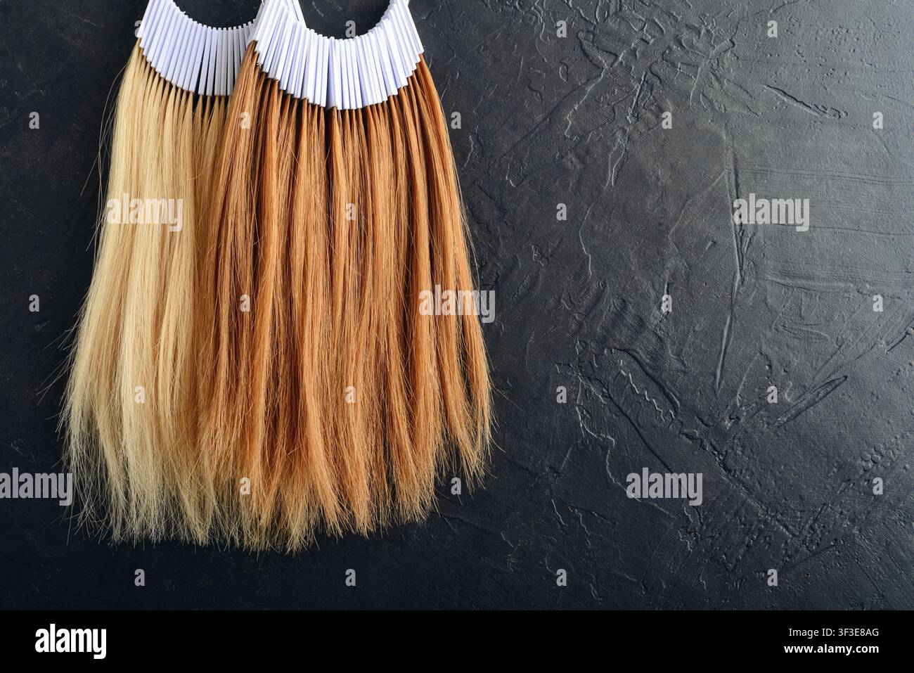 Flat lay de mèches blondes et cuivrées utilisées pour la coloration des cheveux, la sélection de teintes et l'appariement des couleurs professionnelles. Concept de carte de couleur pour cheveux Banque D'Images