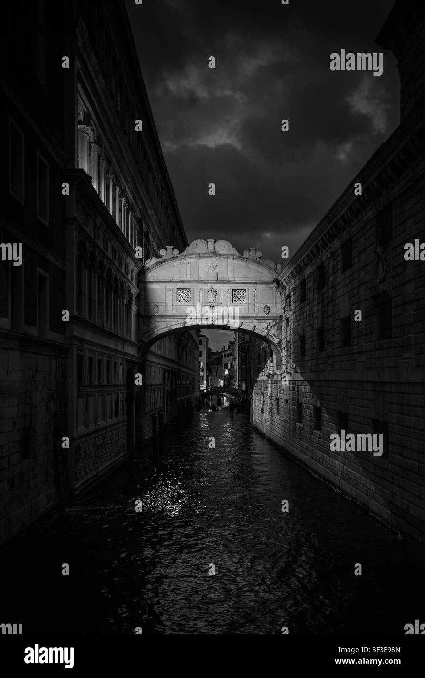 Le Pont des Soupirs à Venise la nuit Banque D'Images