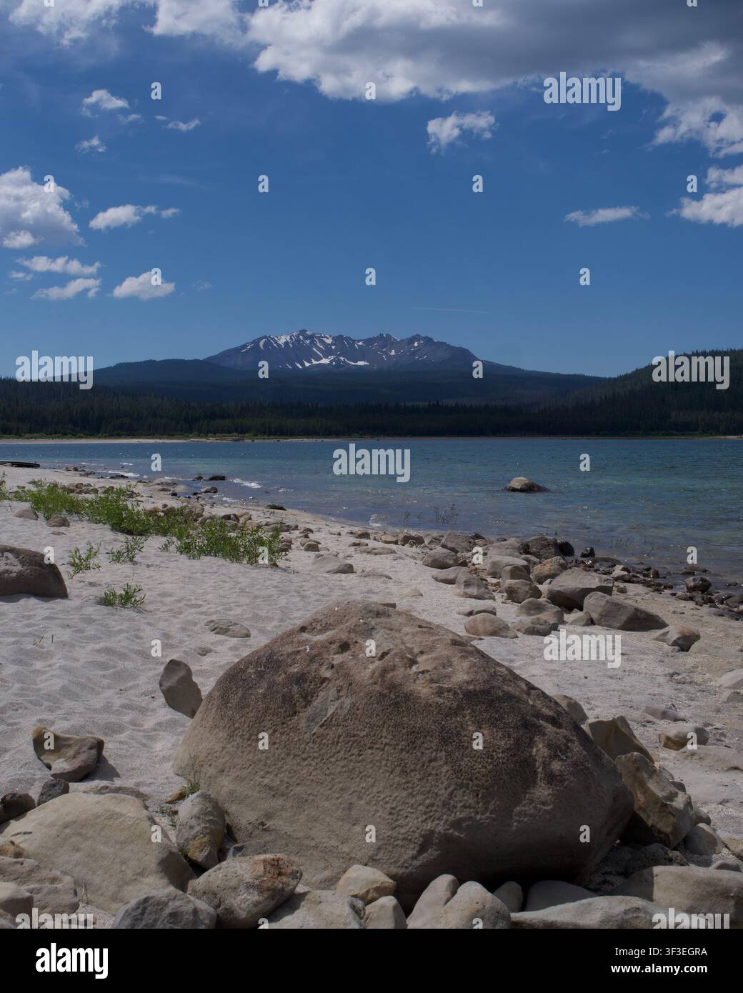 Lac Crescent avec Diamond Peak dans l’Oregon central. Les eaux claires du lac Crescent s’étendent vers le Diamond Peak enneigé sous un ciel bleu d’été. Banque D'Images