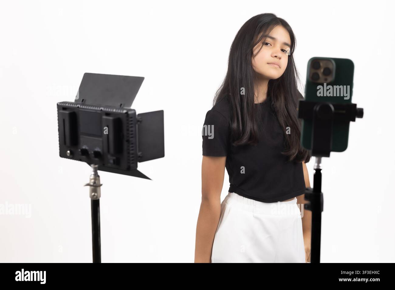 Blogueuse vidéo féminine parlant devant un anneau lumineux et une caméra Banque D'Images