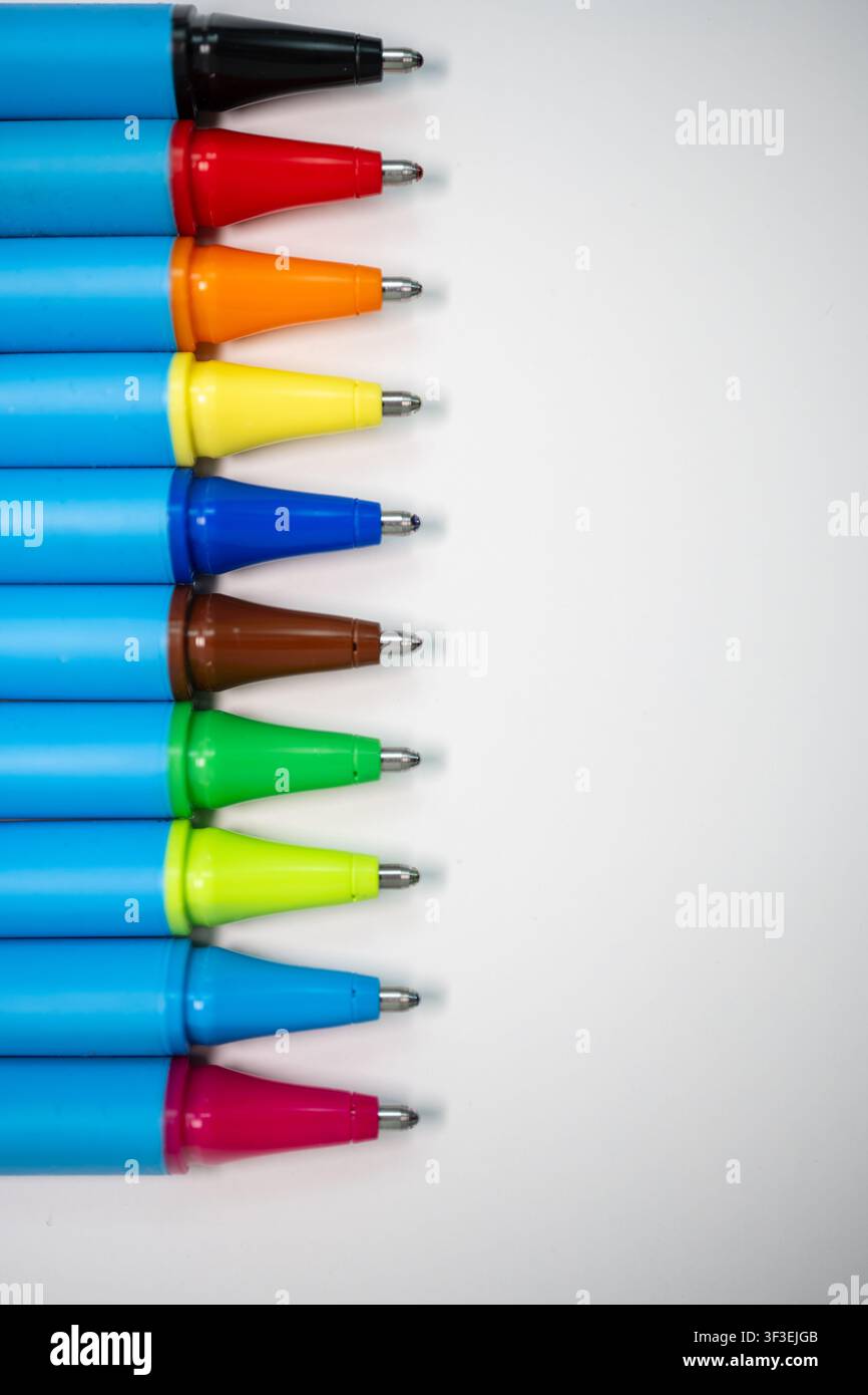 Des stylos et des marqueurs colorés arrangés comme des fournitures scolaires créatives, représentant l'éducation, l'écriture, le dessin, l'organisation et l'expression artistique Banque D'Images