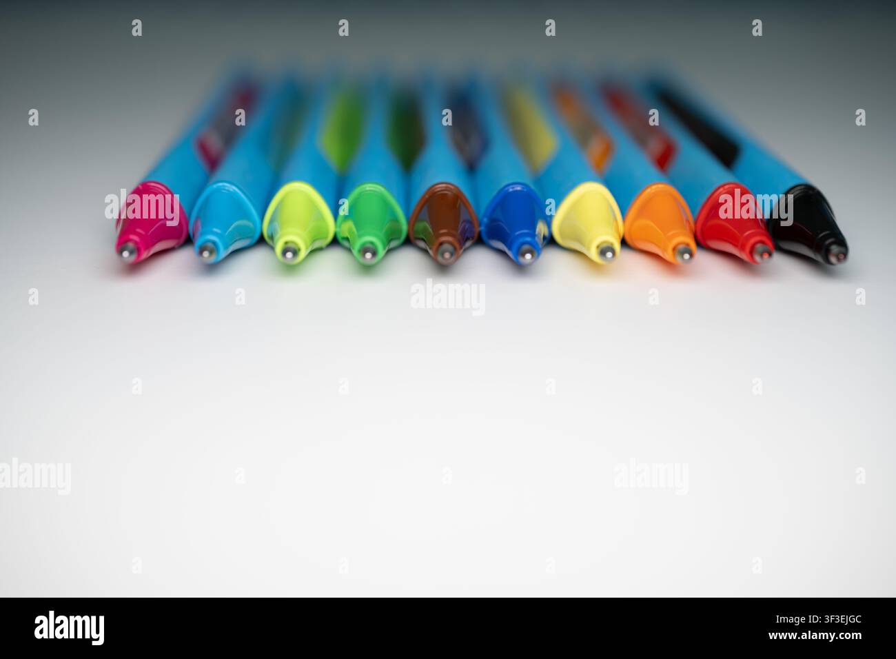 Des stylos et des marqueurs colorés arrangés comme des fournitures scolaires créatives, représentant l'éducation, l'écriture, le dessin, l'organisation et l'expression artistique Banque D'Images