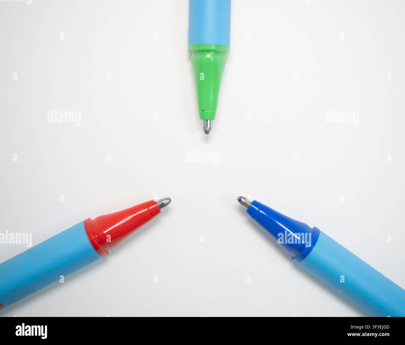 Des stylos et des marqueurs colorés arrangés comme des fournitures scolaires créatives, représentant l'éducation, l'écriture, le dessin, l'organisation et l'expression artistique Banque D'Images