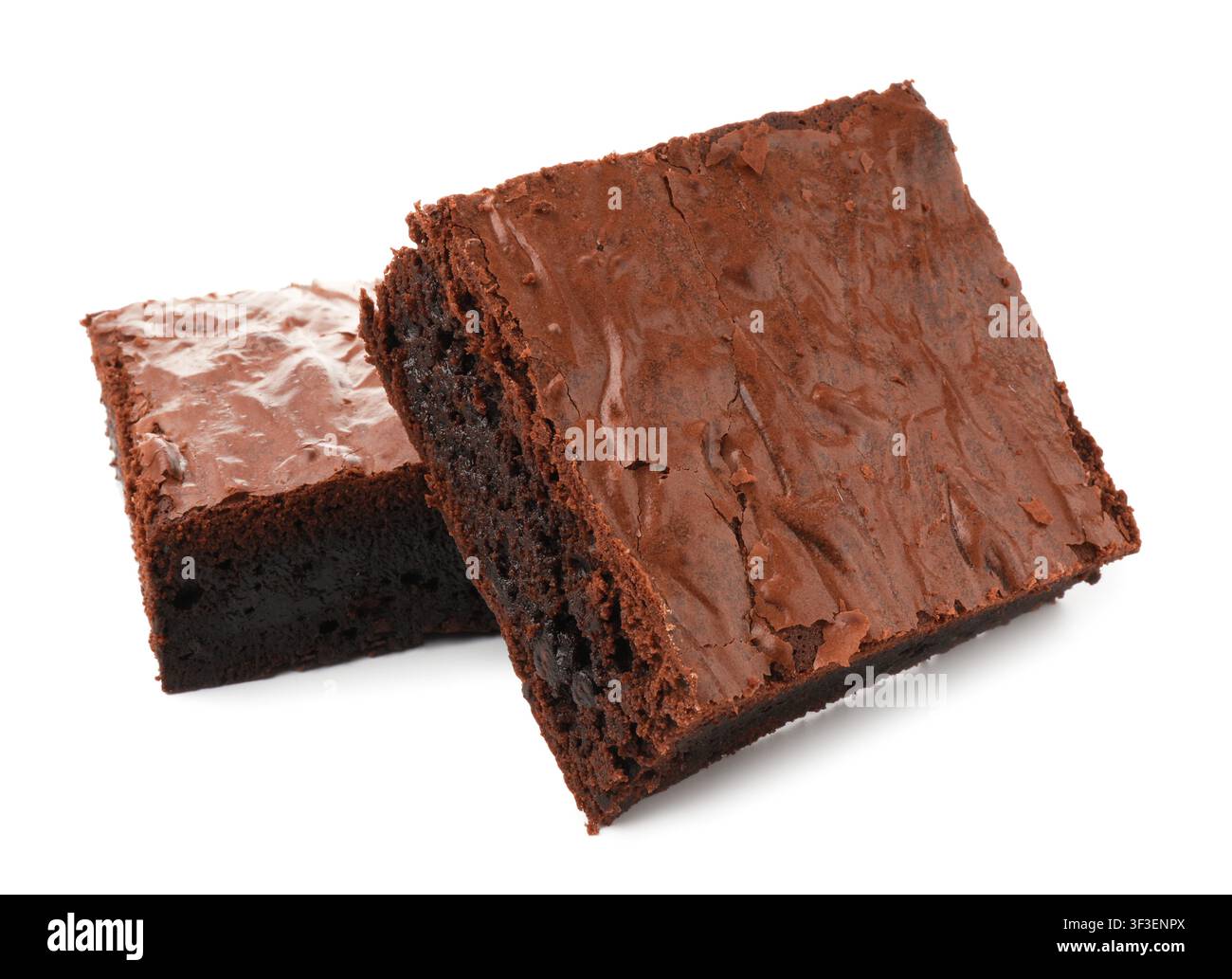 Tranches de brownie au chocolat délicieux isolées sur blanc Banque D'Images