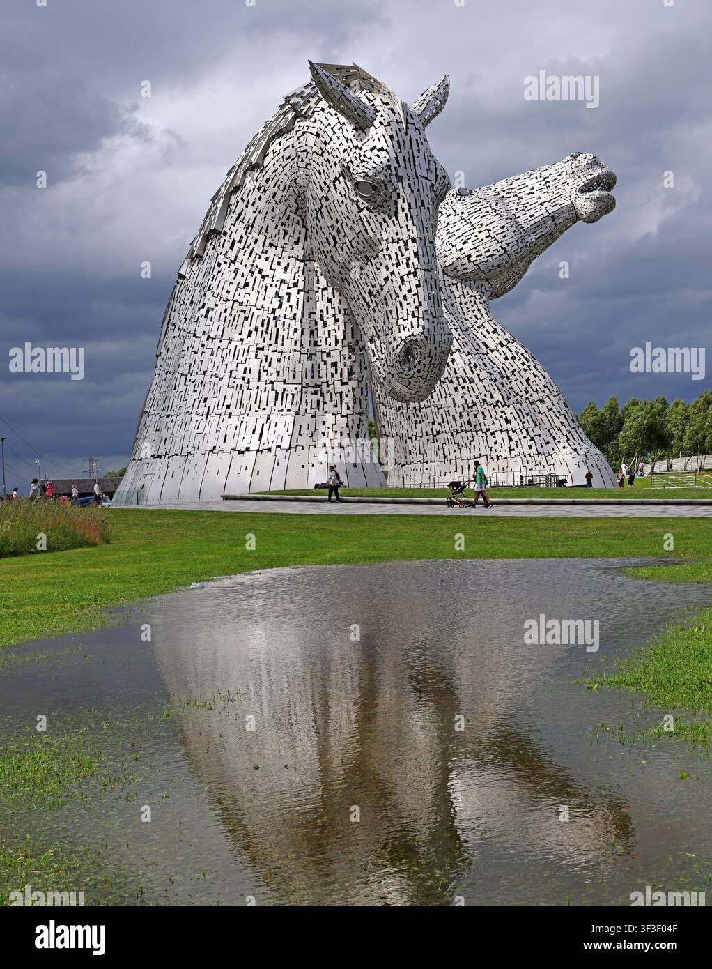 Les Kelpies par un temps dramatique à The Helix, Falkirk, avec un reflet de l'eau mettant en valeur les célèbres sculptures équestres écossaises., FK2 7ZT Banque D'Images
