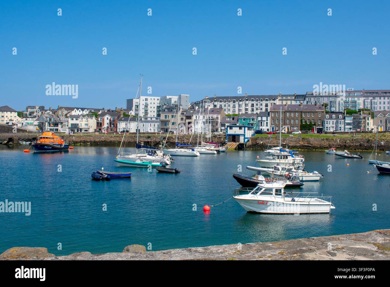 16 juillet 2026 Portrush, Royaume-Uni : Cette image montre le port de Portrush, un endroit pittoresque connu localement sous le nom de « Costa Del Portrush » en Irlande du Nord. Banque D'Images