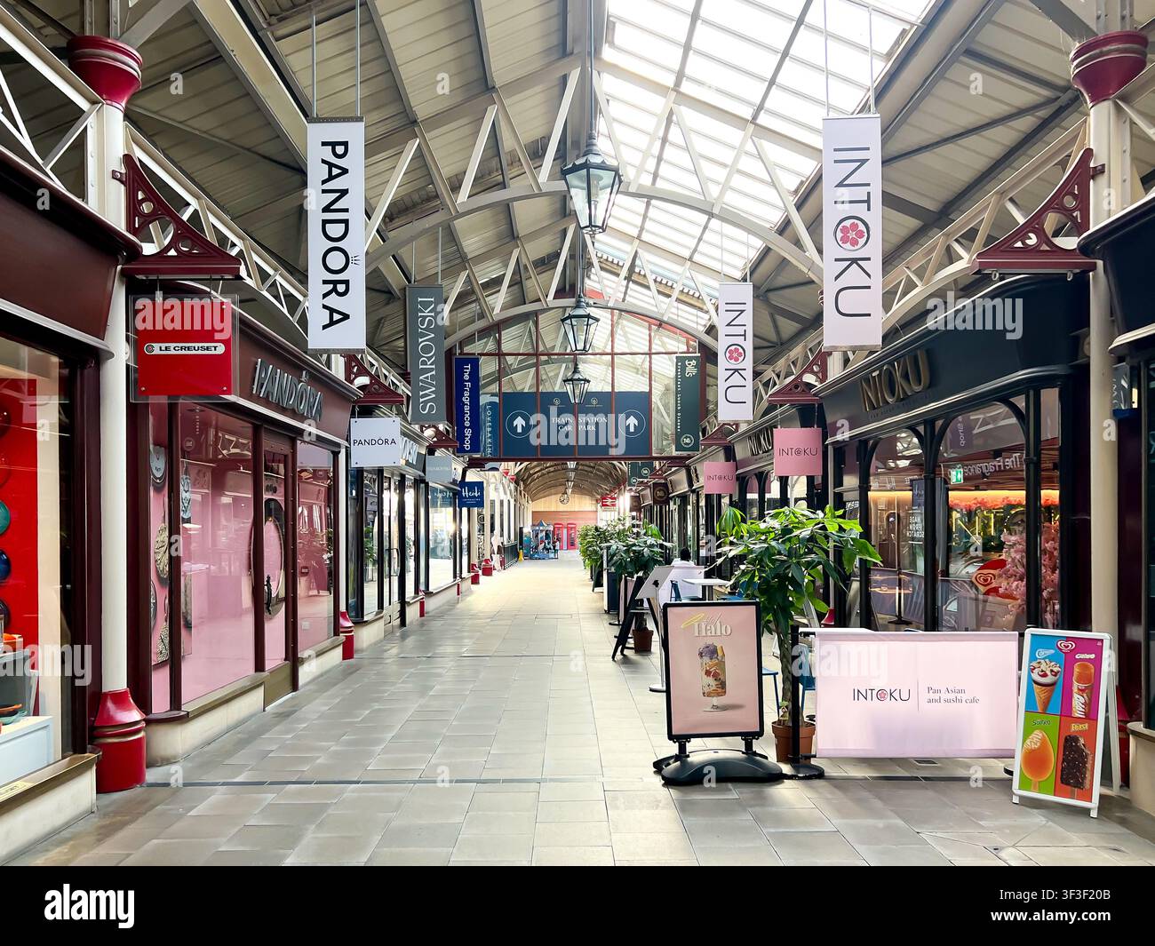 Les magasins du Windsor Royal Shopping Centre à Windsor, au Royaume-Uni, sont calmes après la fermeture des boutiques pour la journée. Banque D'Images
