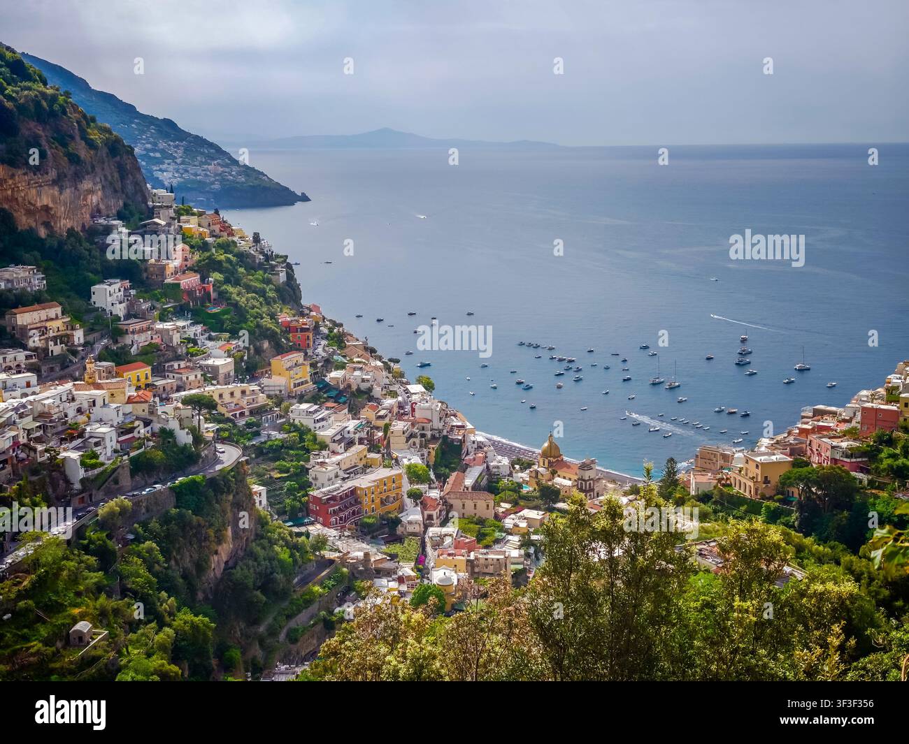 Panorama aérien époustouflant par drone de Positano sur la côte amalfitaine, en Italie, maisons colorées sur les collines, falaises dramatiques et la mer Méditerranée Banque D'Images
